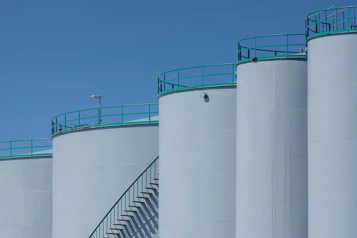 Impianto di raffinazione petrolifera con strutture industriali