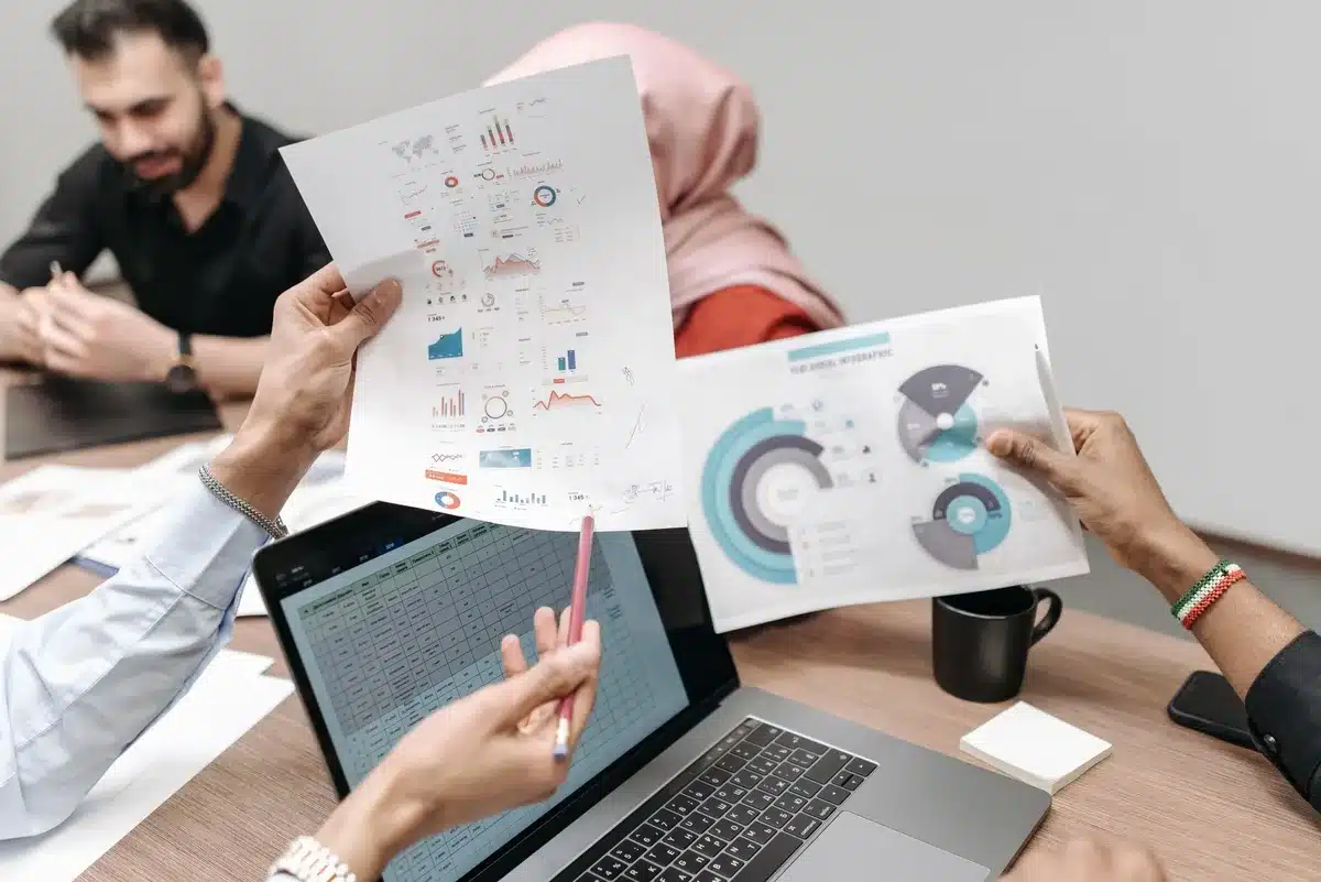 Più utenti che collaborano su un documento condiviso in tempo reale