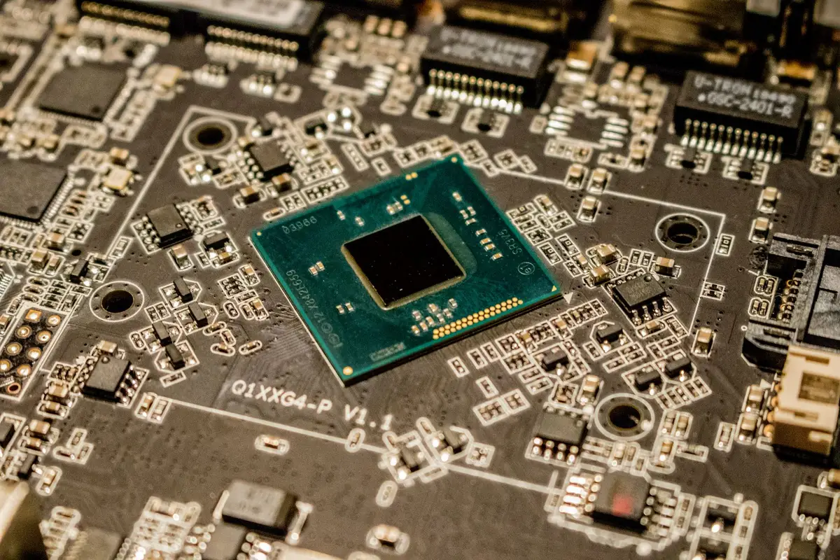 Chip wafer-scale con circuiti integrati e memoria SRAM