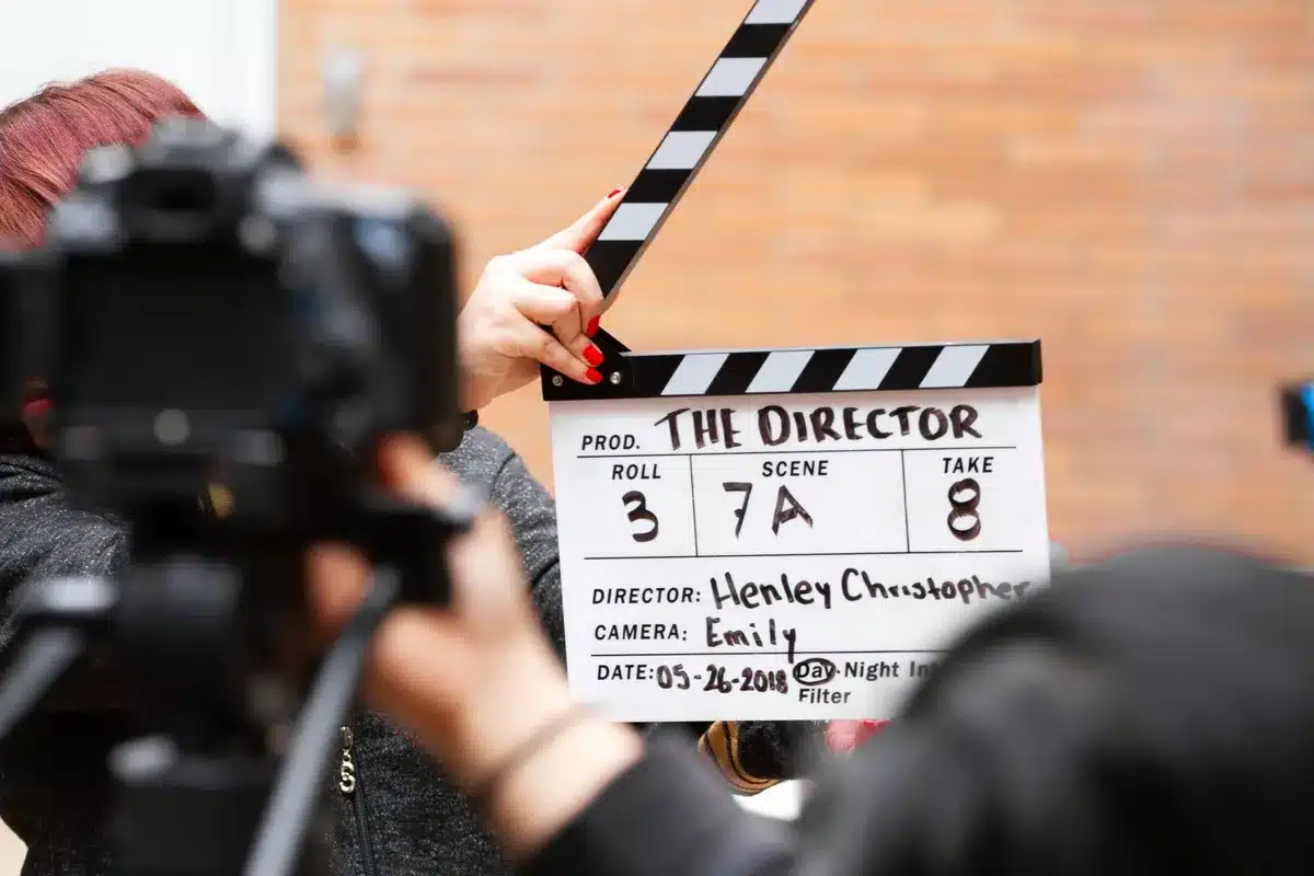 Regista al lavoro sul set di un film horror, illuminazione scura e atmosfera tesa