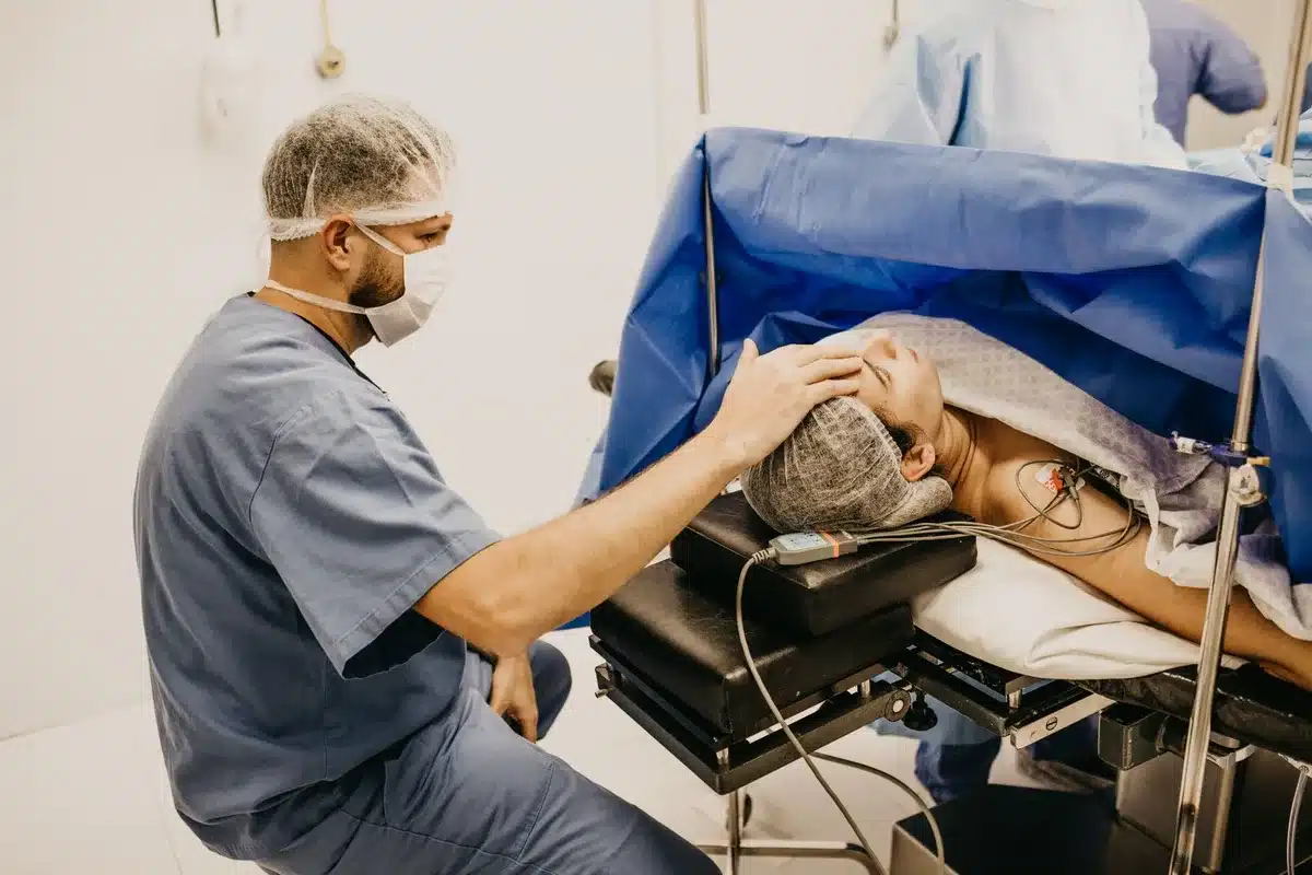 Professionisti sanitari in discussione su questioni etiche e normative