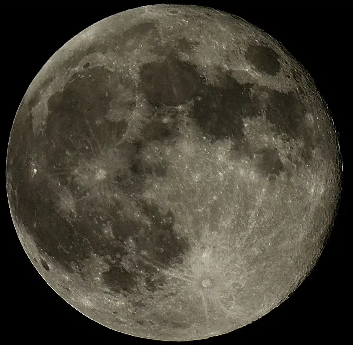 Cratere lunare da impatto visto da orbita con dettagli del bordo e delle ombre