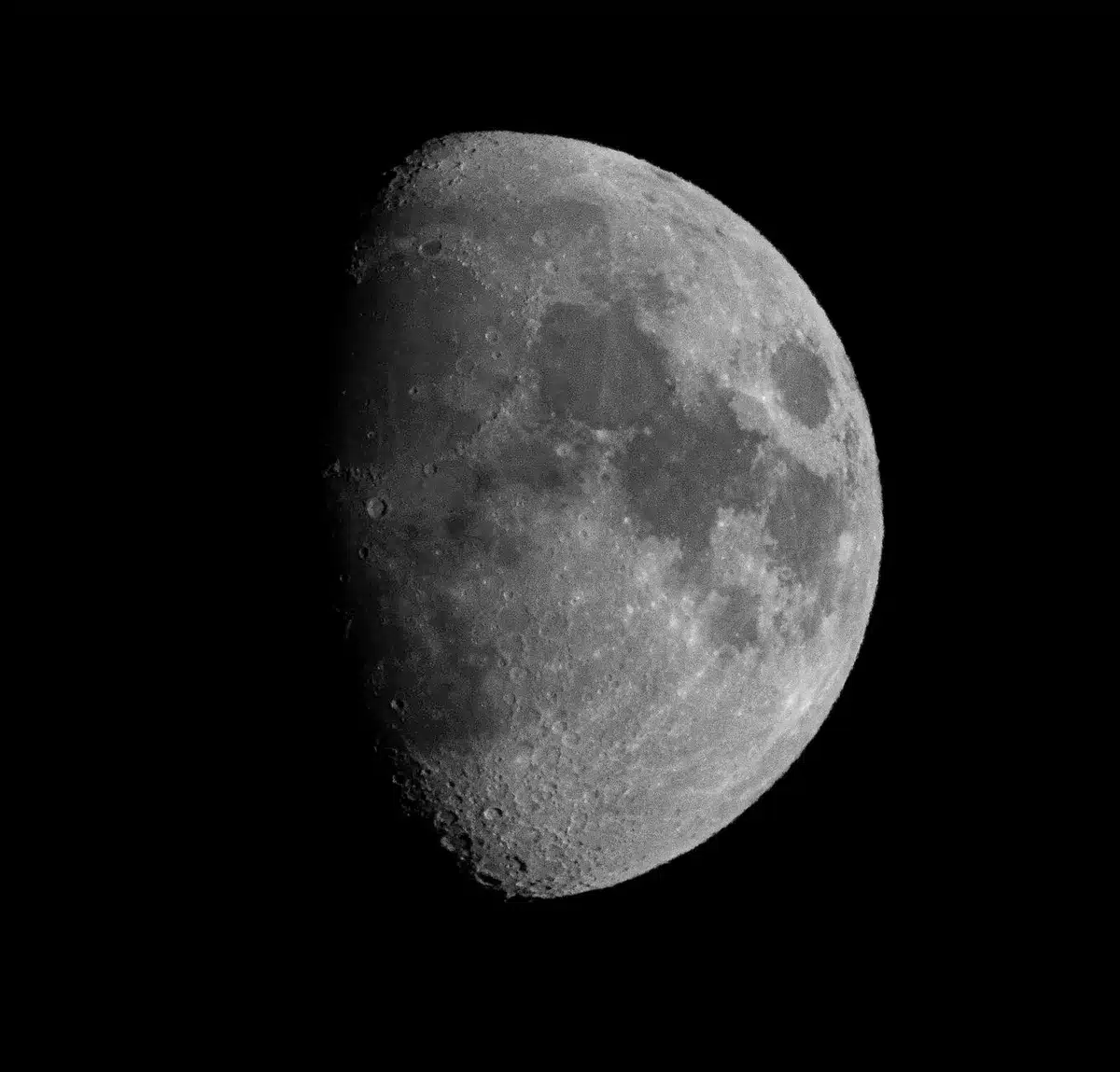 Raggi di materiale espulso intorno a un cratere lunare, strisce chiare e scure sulla regolite