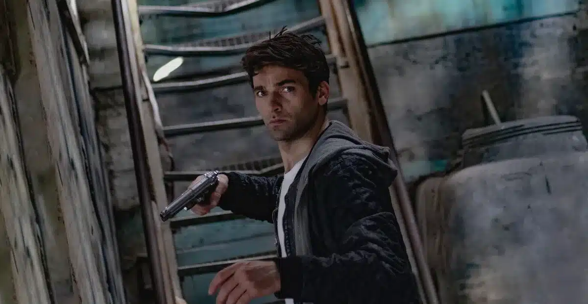 Scena di tensione e conflitto da un thriller d'azione con atmosfera cupa