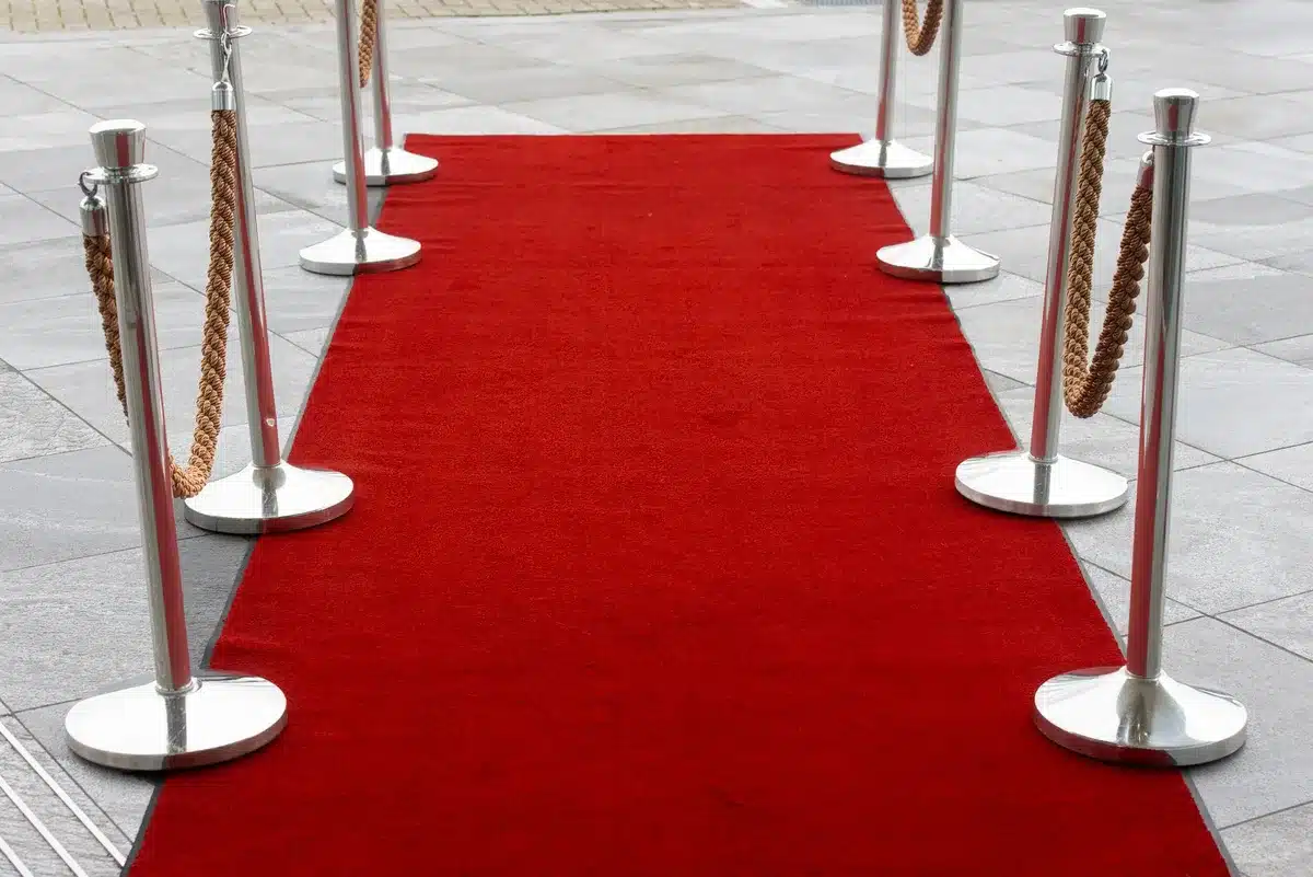 Palco di un festival cinematografico internazionale con luci e pubblico