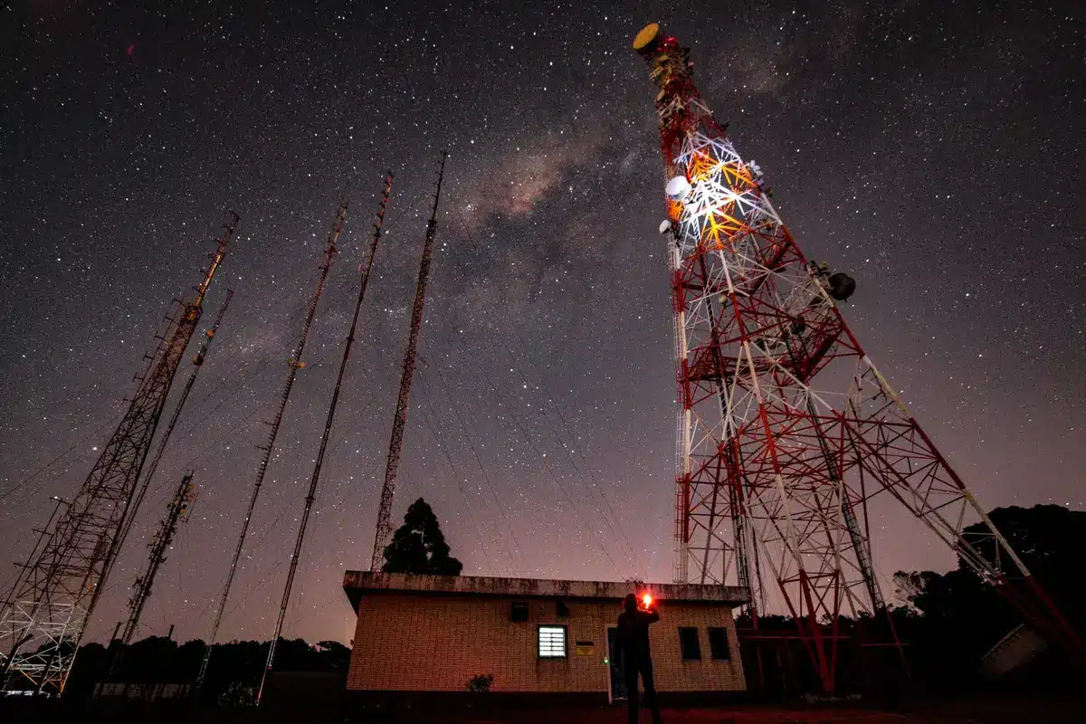 Visualizzazione di dati astronomici che mostra migliaia di galassie e oggetti celesti mappati in uno spazio tridimension