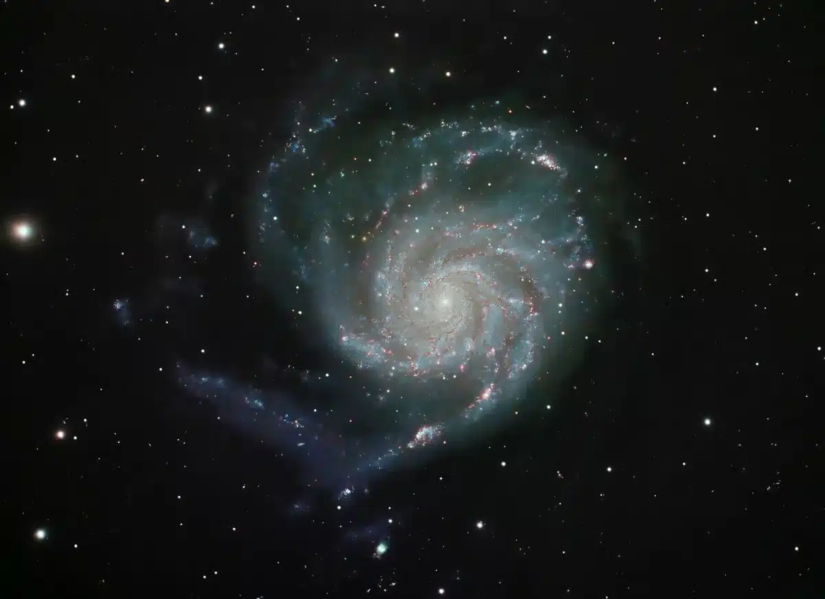 Spettro luminoso di una galassia che mostra linee di assorbimento utilizzate per misurare il redshift astronomico.