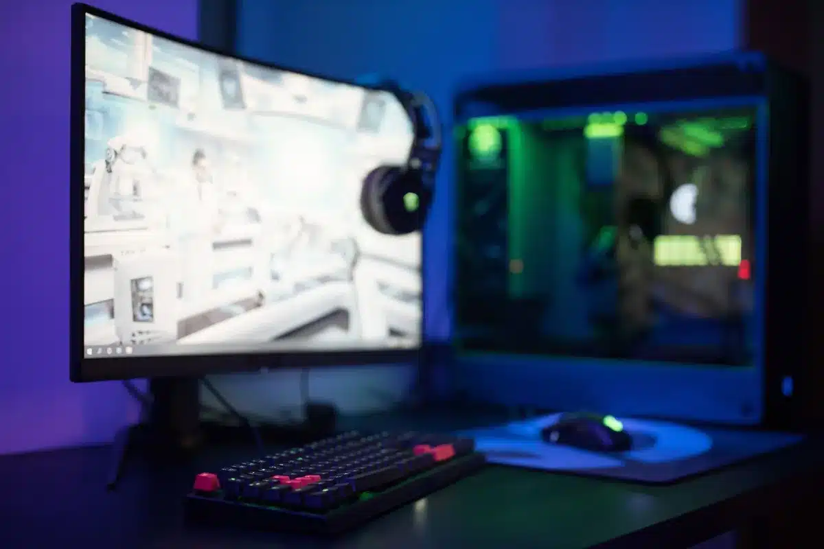 Schermata di gioco con indicatori di basse prestazioni e framerate instabile