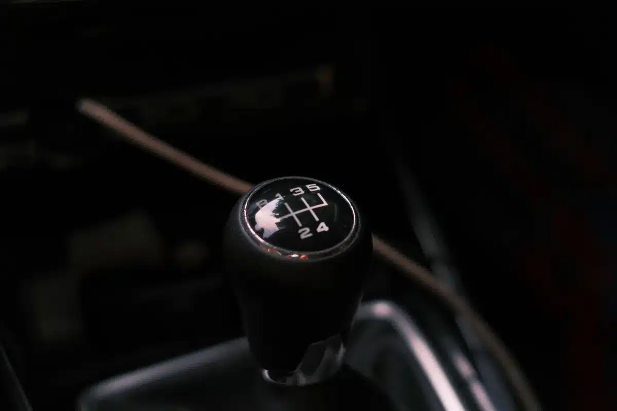 Cambio manuale con leva e frizione in auto sportiva di lusso.