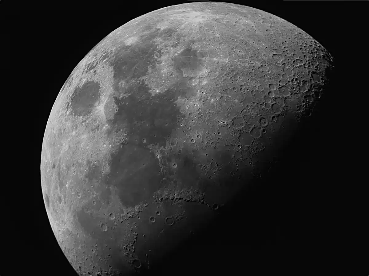 Paesaggio lunare con crateri e ombre profonde al Polo Sud