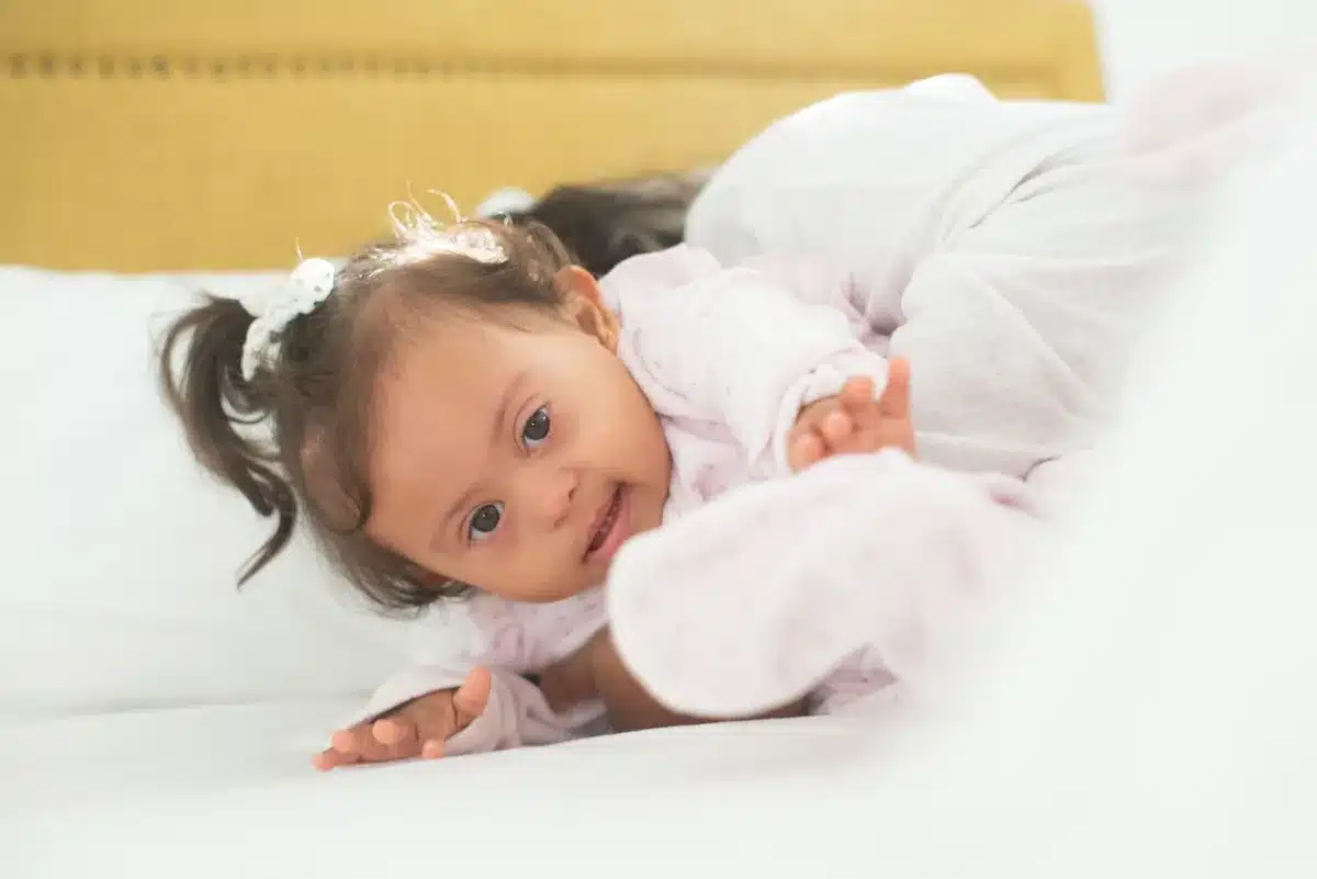 Una bambina piccola si sveglia al mattino e corre verso una figura sul divano