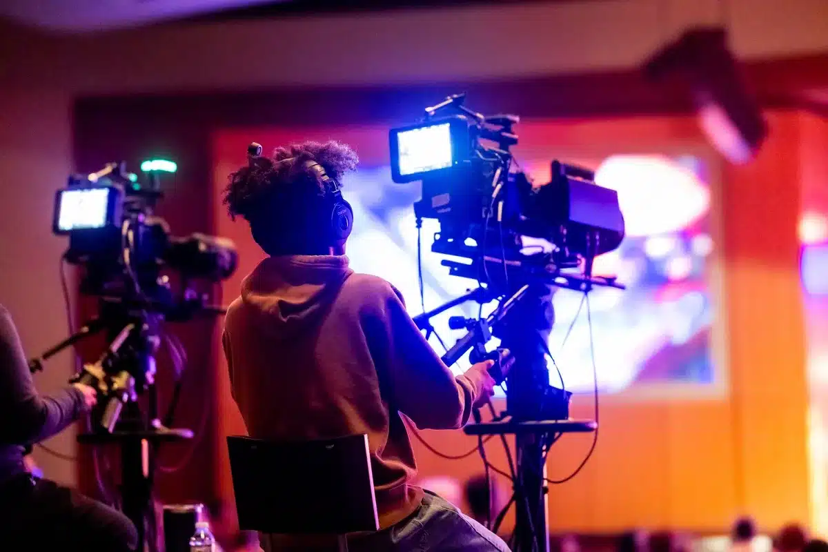 Team di produzione televisiva in uno studio di registrazione