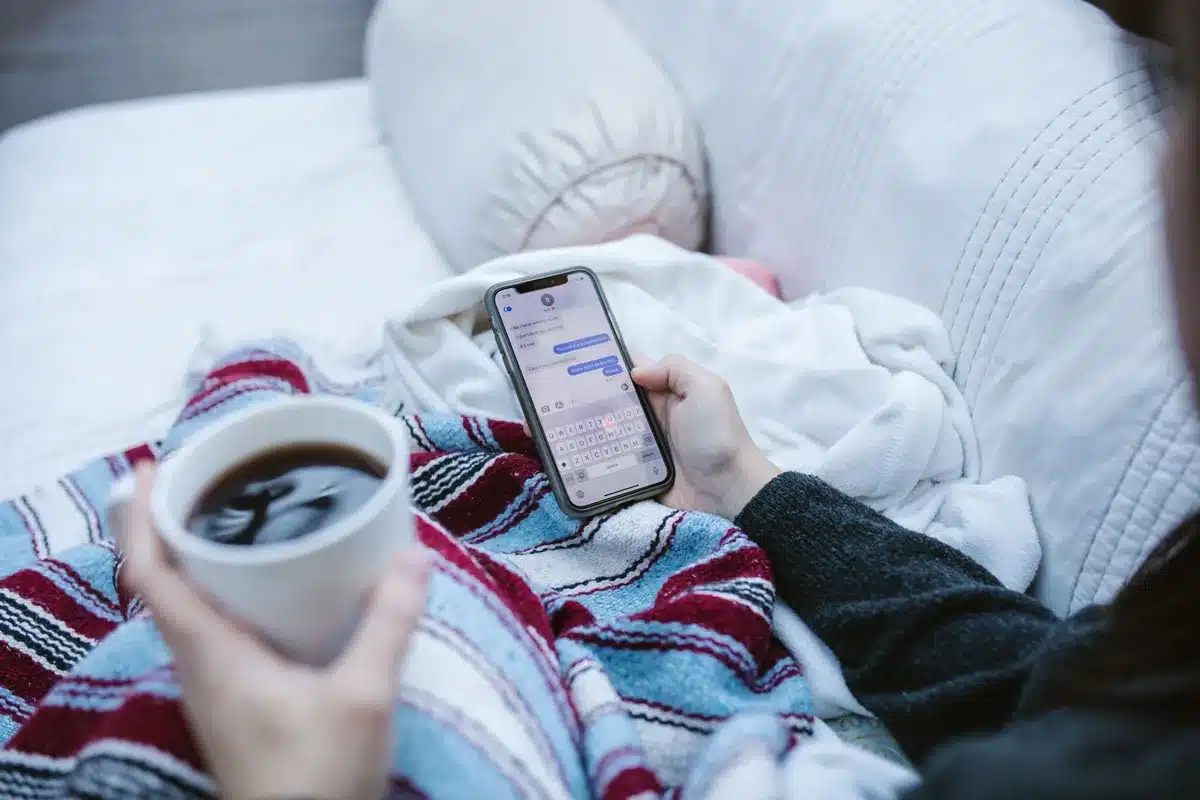 Schermo di smartphone con interfaccia di social media e risposta testuale