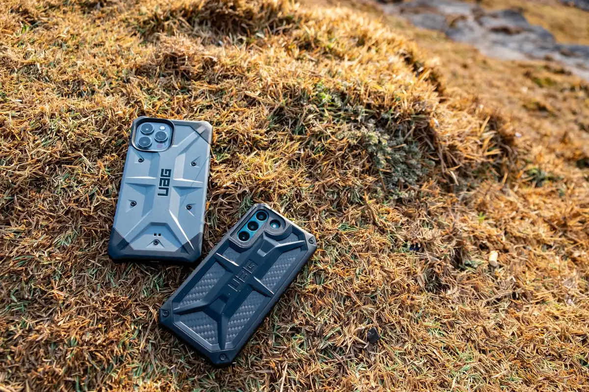 Dettagli di protezione di una cover: bordi rialzati per schermo e fotocamera