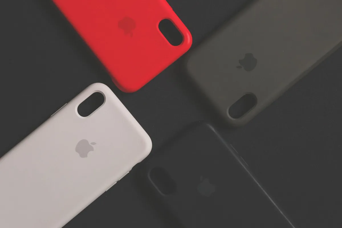 Cover in silicone per smartphone con compatibilità magnetica e ricarica wireless