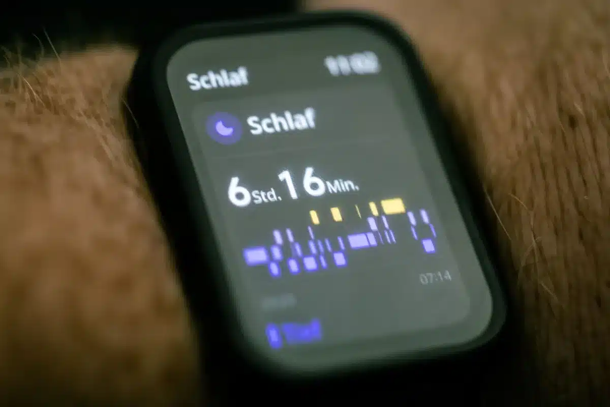 Monitoraggio del sonno notturno con tracciamento delle fasi e risveglio intelligente