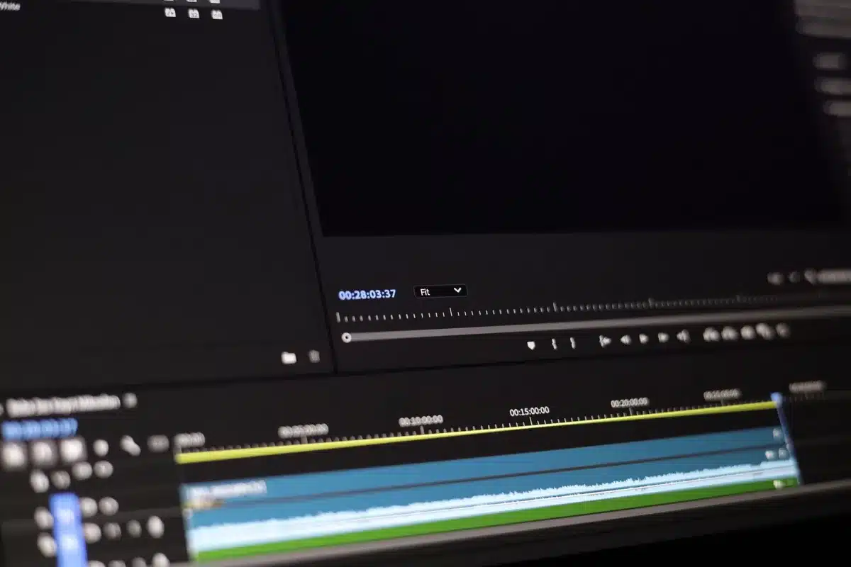 Timeline di montaggio video con clip, effetti e transizioni in fase di editing