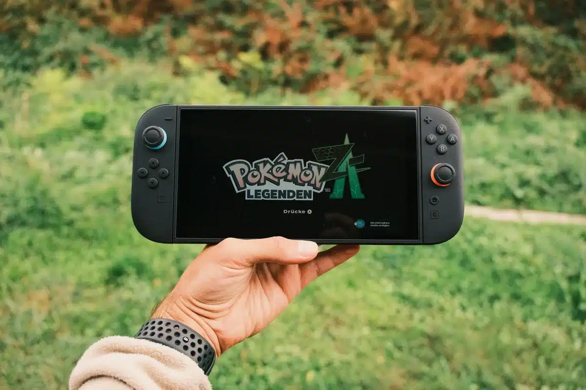 Console Nintendo Switch 2 in primo piano con schermo luminoso