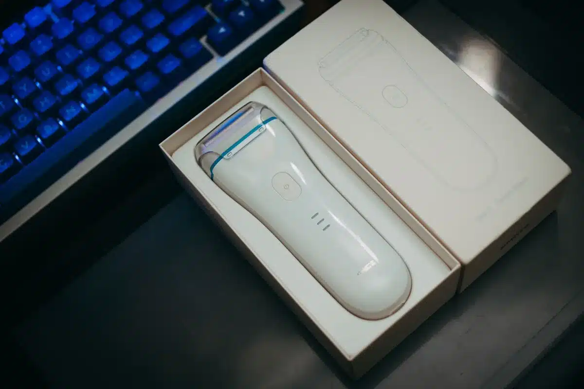 Rasoio elettrico maneggevole con design ergonomico ideale per l'uso quotidiano.