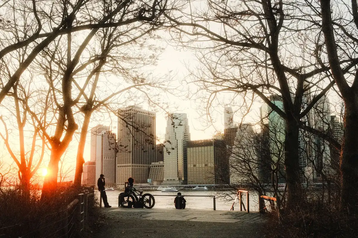 Panorama dello skyline di New York con ambientazioni urbane