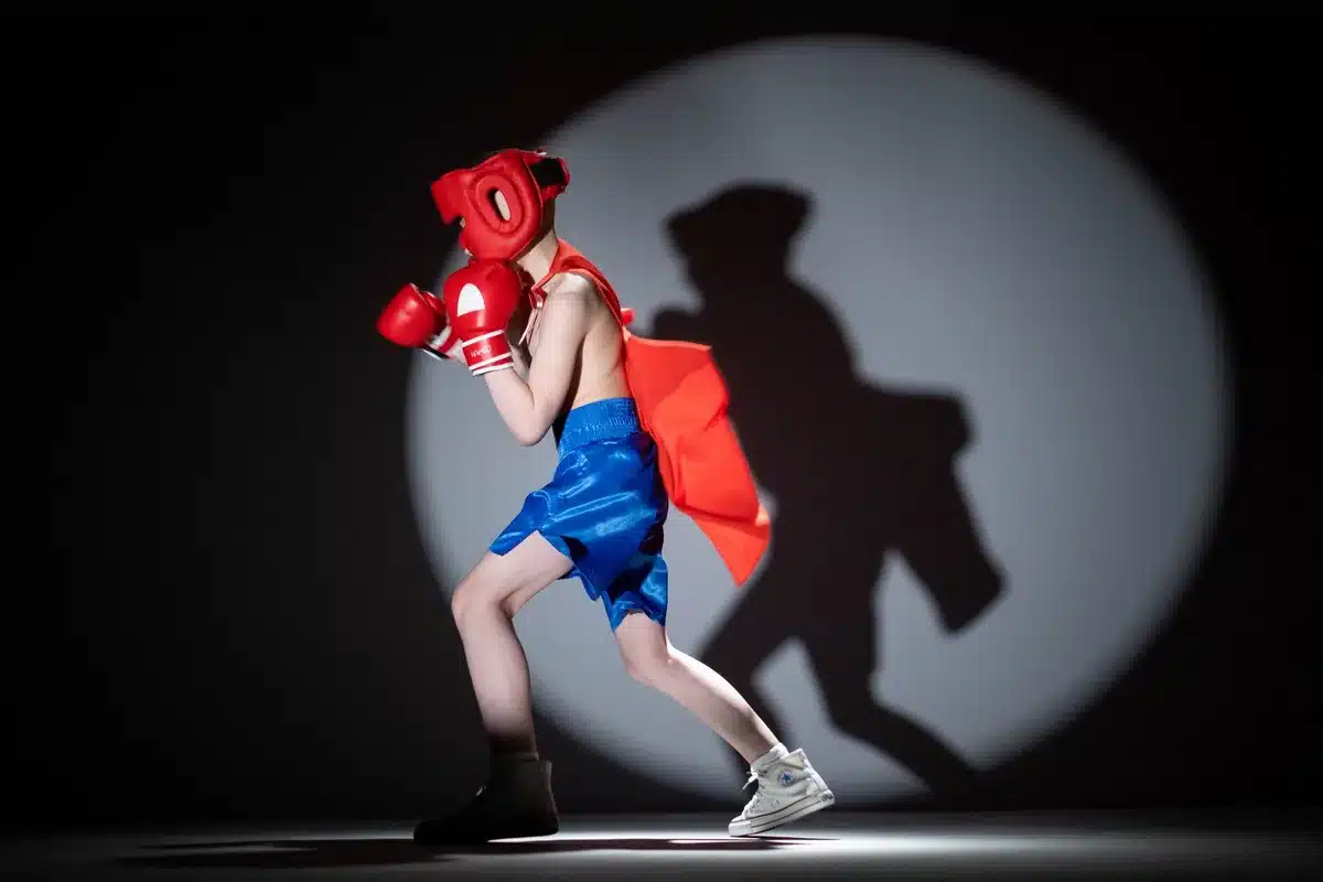 Scena d'azione con personaggi in costume supereroistico in ambiente urbano notturno