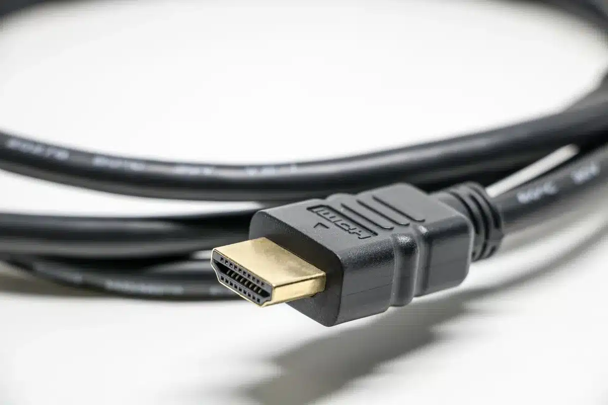 Cavo HDMI certificato collegato a una TV e a una soundbar