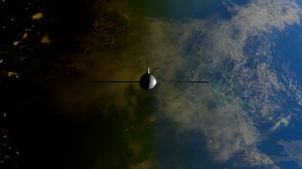 Satellite in orbita terrestre bassa con tracce di attrito atmosferico e attività solare
