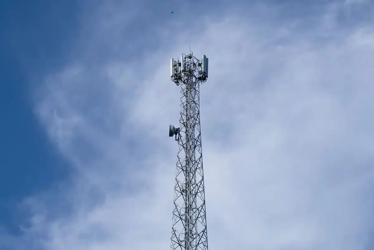Verifica della copertura segnale 4G in zona rurale con smartphone