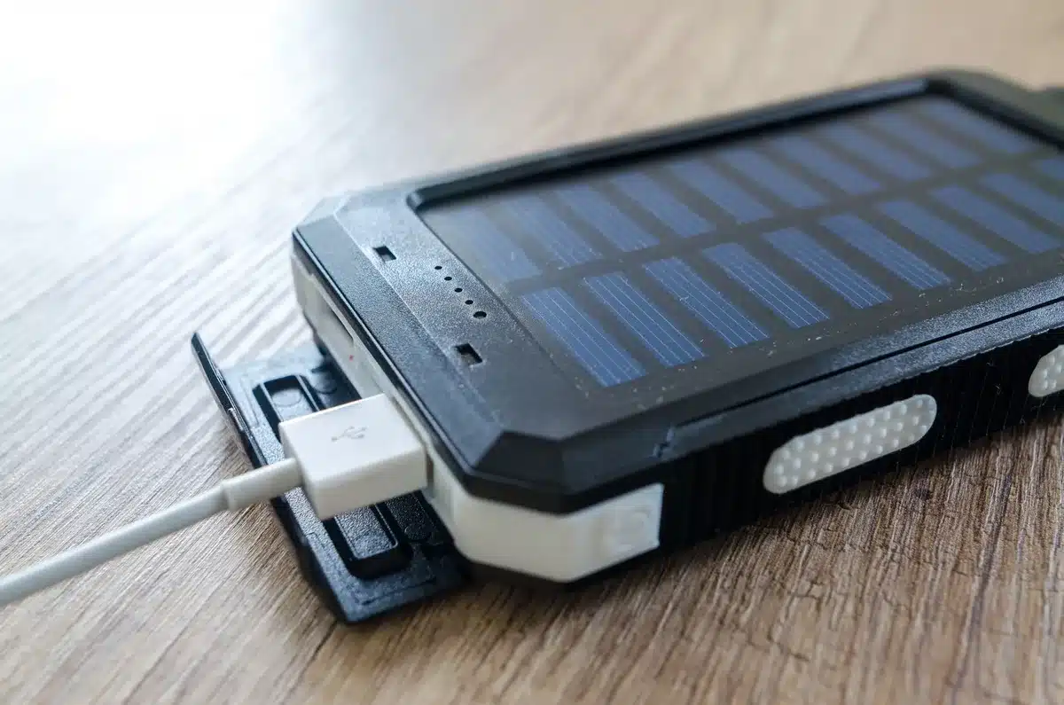 Pannello solare che ricarica batteria di dispositivo di sorveglianza all'aperto