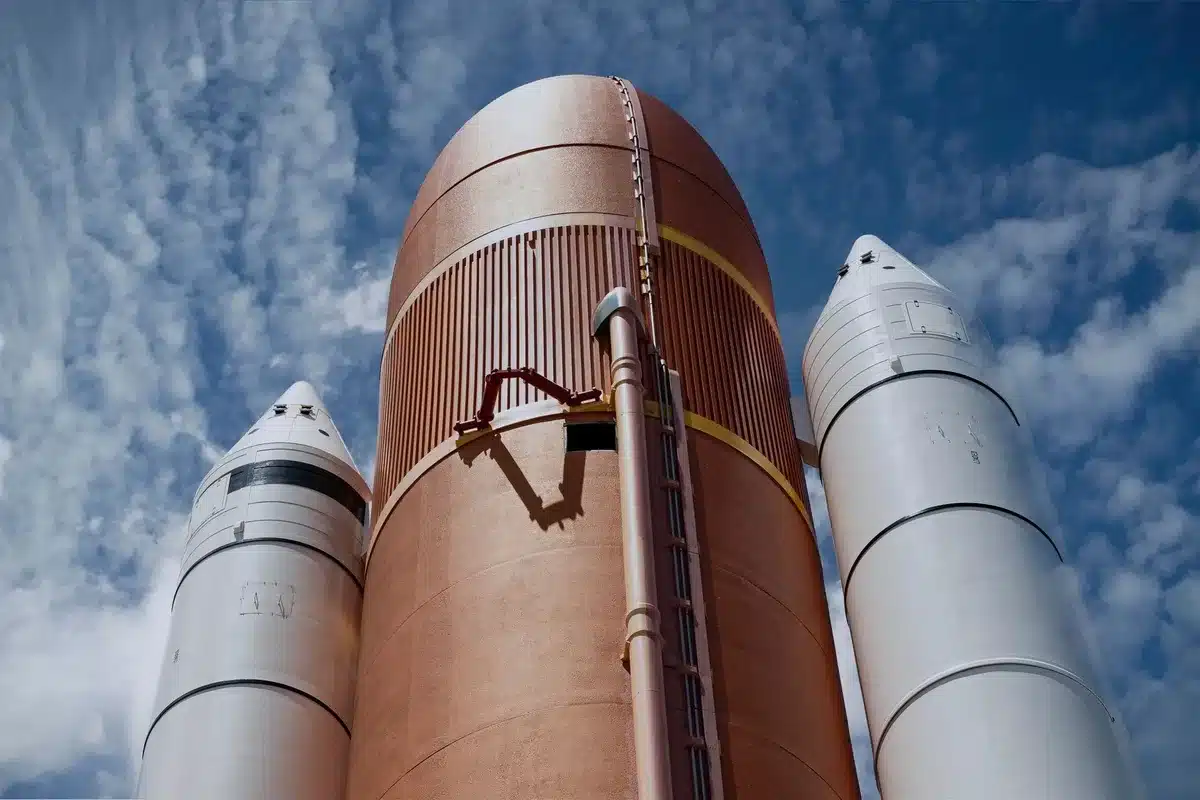 Separazione dei booster laterali del Falcon Heavy durante il volo