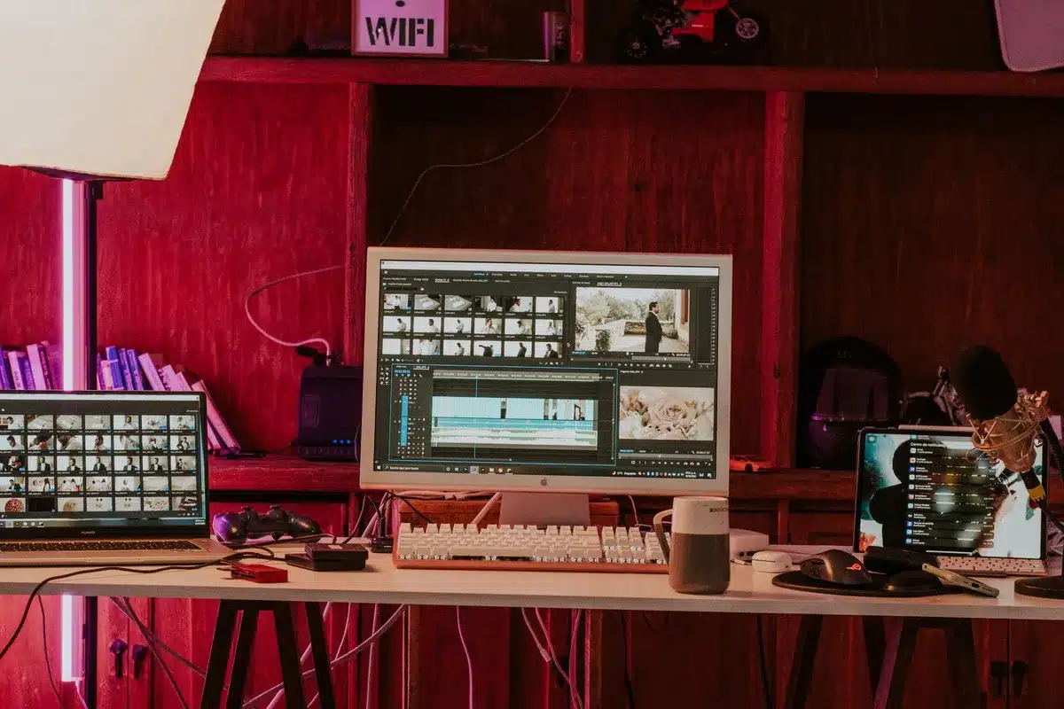 Sala di montaggio televisivo con schermi e materiale di editing, ambiente di lavoro dietro le quinte