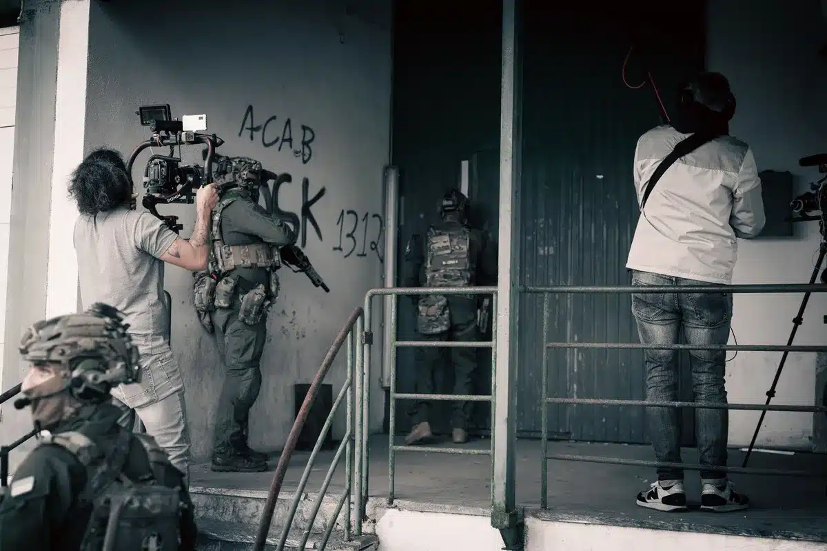Crew di produzione televisiva al lavoro sul set durante le riprese di una scena