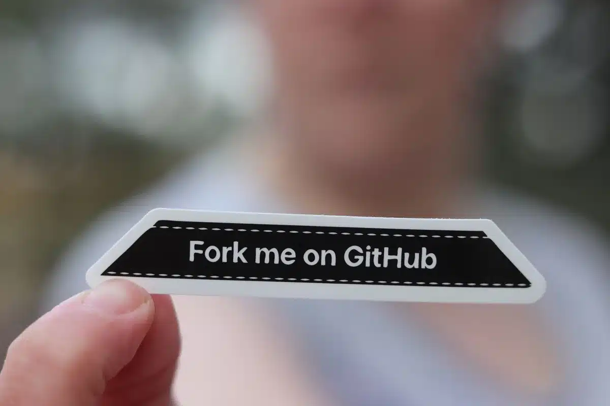 Frammenti di codice su un repository GitHub che mostrano i parametri di classificazione dei post