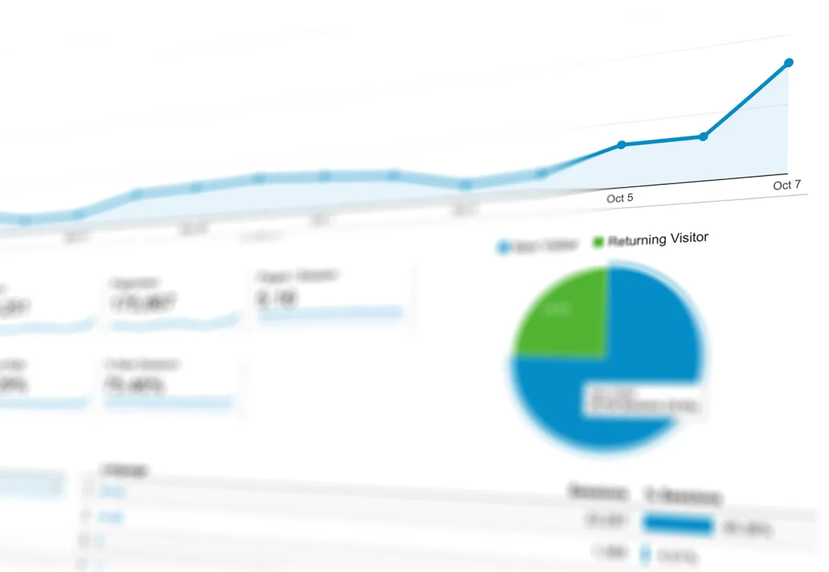 Dati JSON e statistiche aggregate visualizzati in formato strutturato su uno schermo
