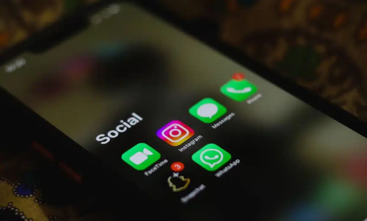 Schermata di WhatsApp con icone di funzioni e opzioni di modifica messaggi su uno smartphone