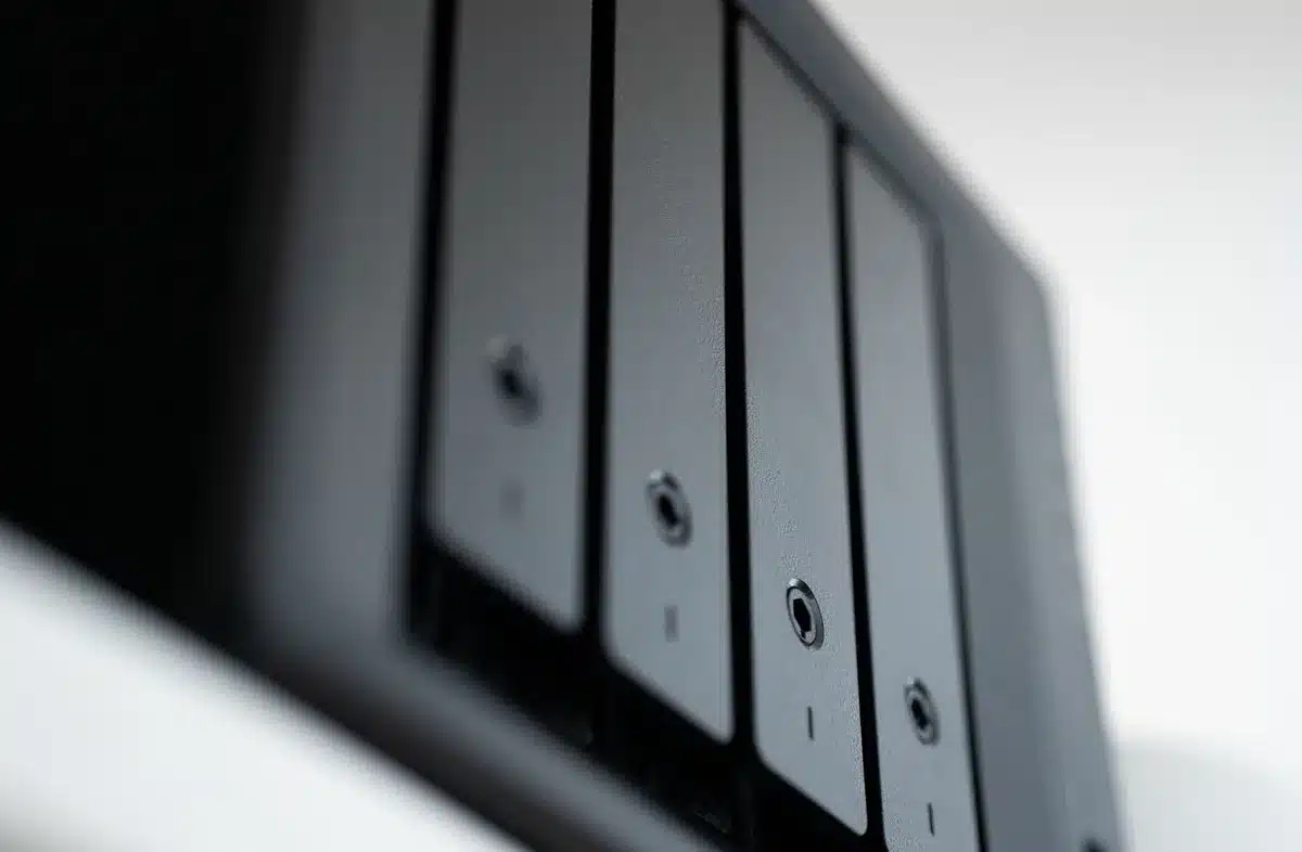 Interfaccia di backup e sincronizzazione cloud su uno smartphone con opzioni di controllo