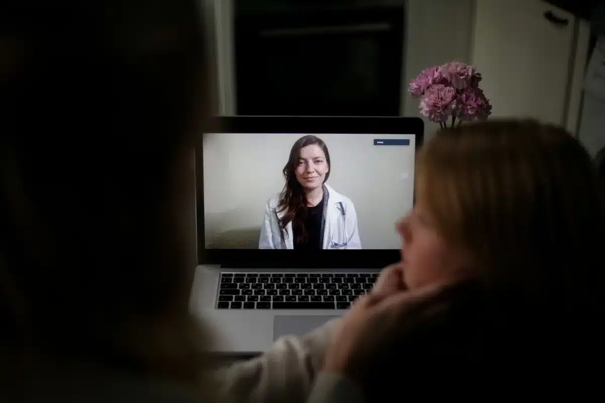 Una persona in una videochiamata su un laptop con interfaccia di messaging