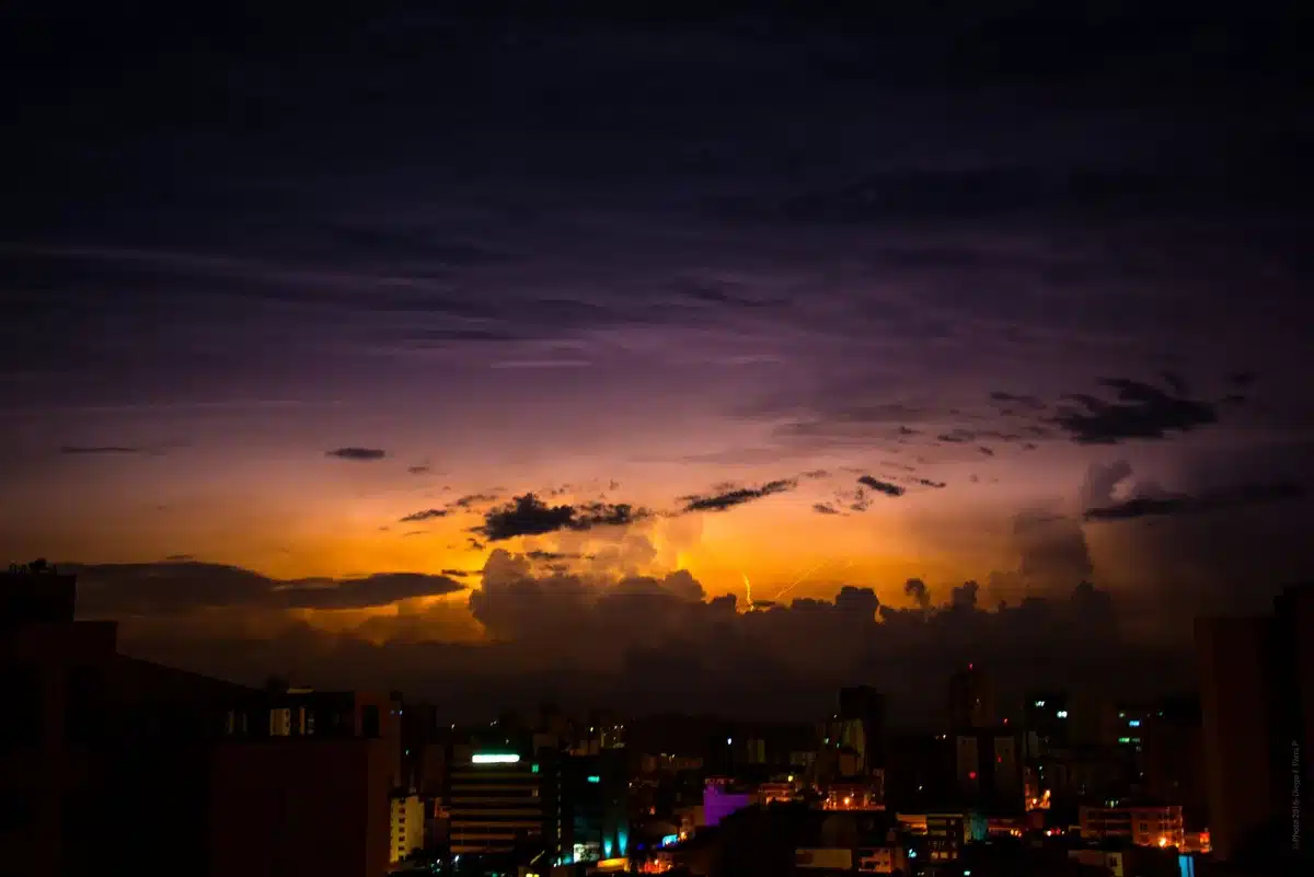 Ambientazione urbana notturna con atmosfera tenebrosa e scenari pericolosi