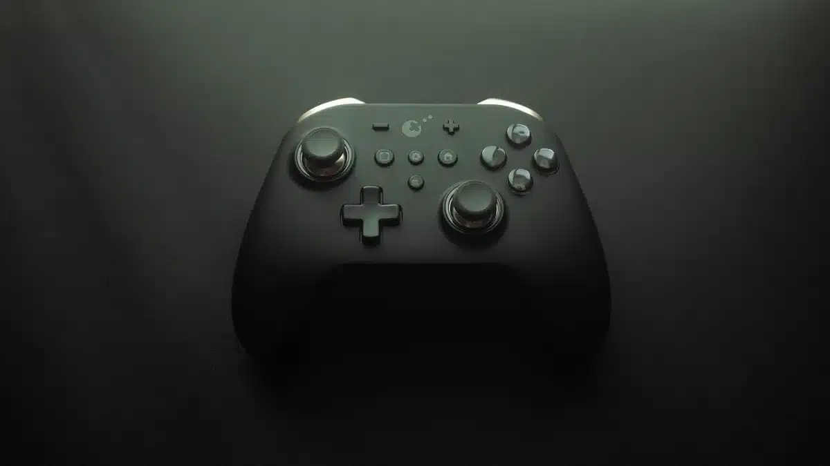 Controller wireless con scocca scura, graffi metallici e simboli tematici della saga