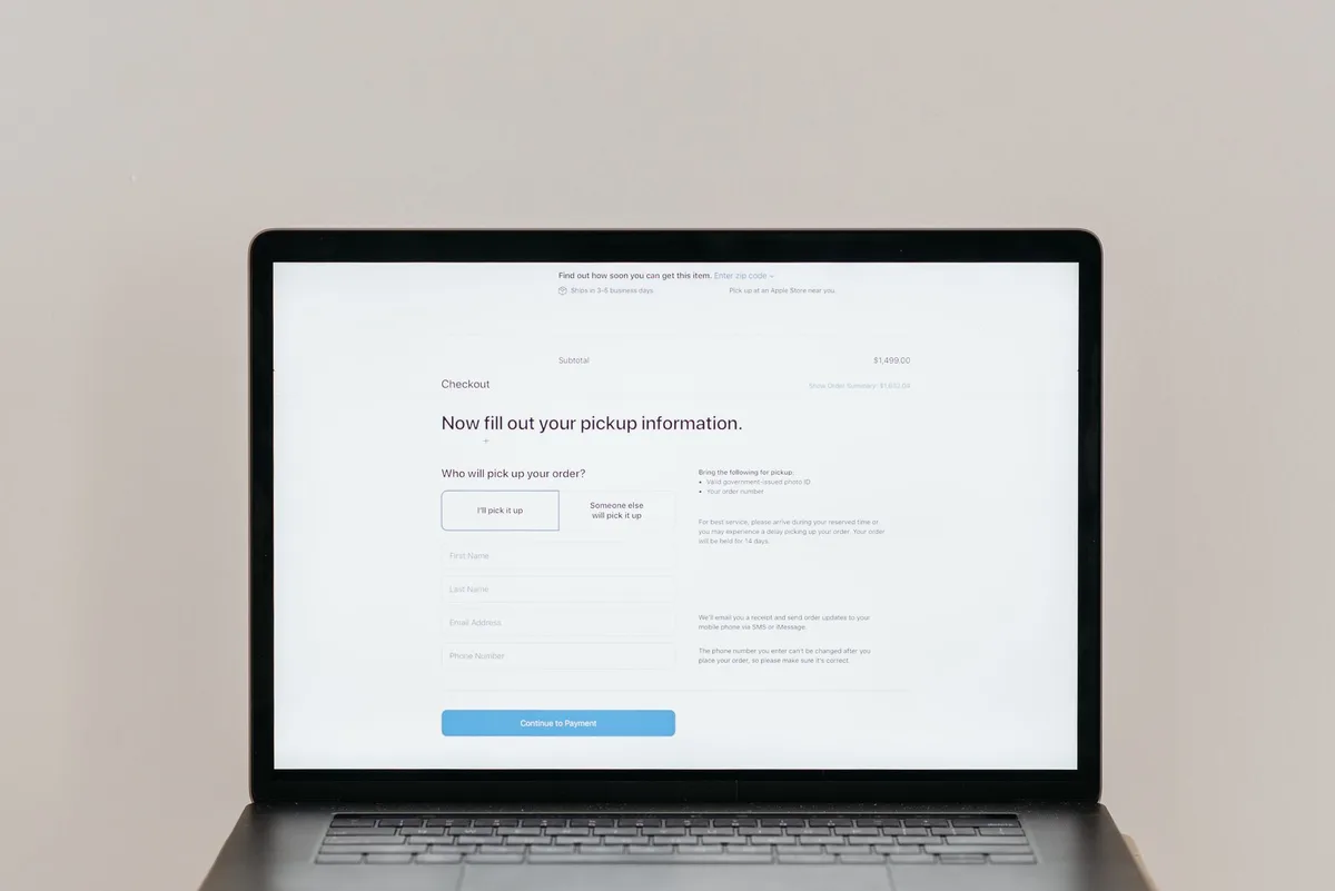 Schermata di acquisto online con modulo di pagamento e carrello