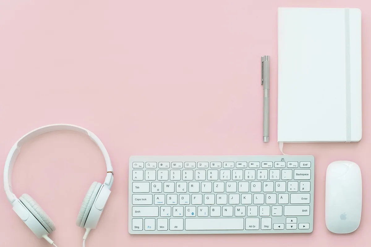 Tavolo con documenti e laptop mentre si lavora a una bozza di legge