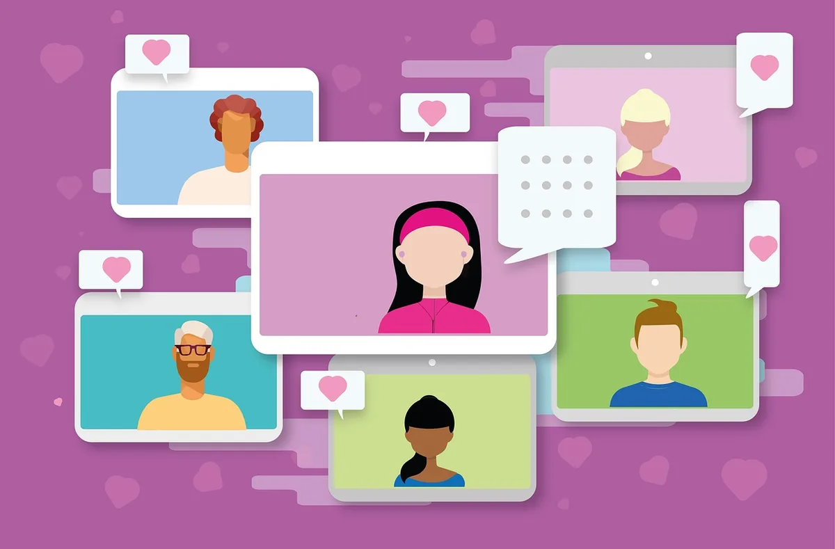 Persona che registra contenuti per social media con smartphone
