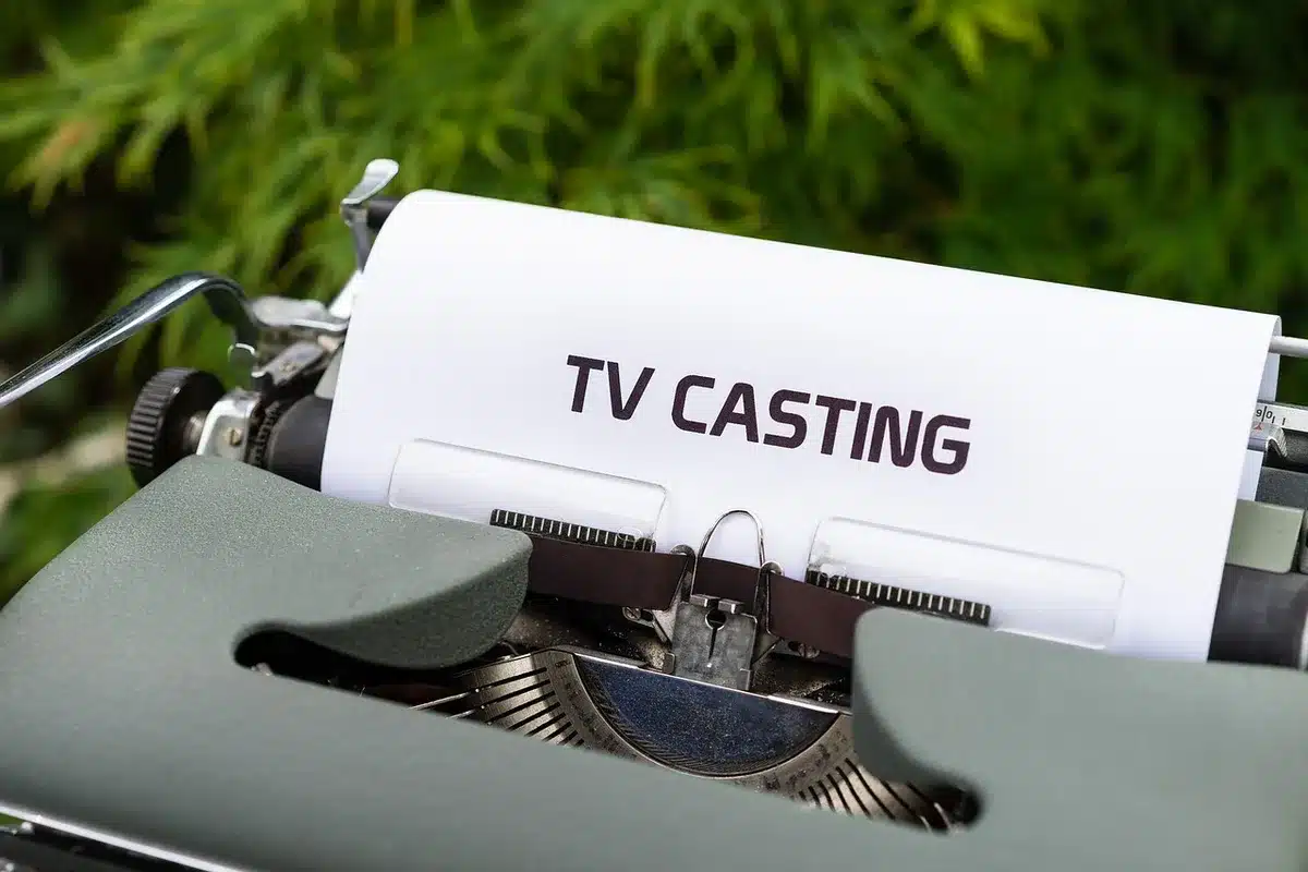 Montaggio di volti di personaggi pubblici su sfondo di programma televisivo