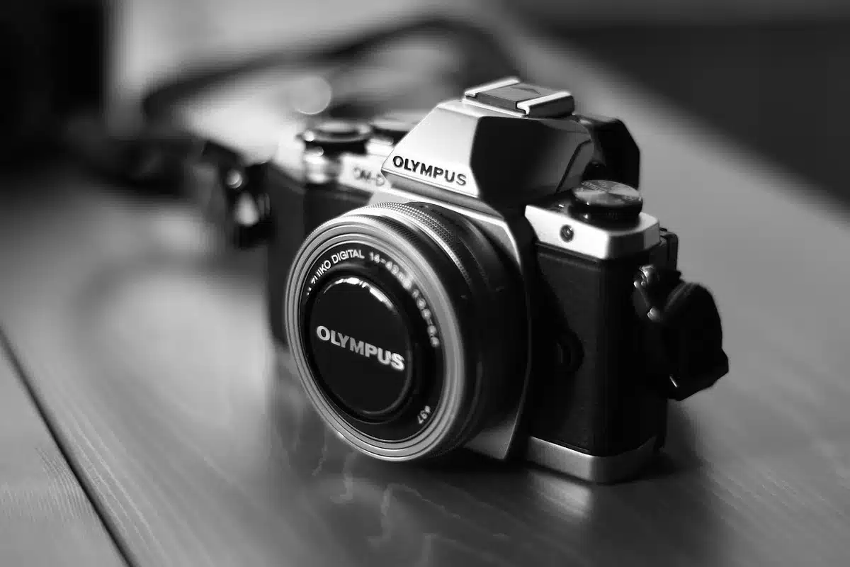 Fotocamera mirrorless con treppiede, scheda di memoria e borsa fotografica