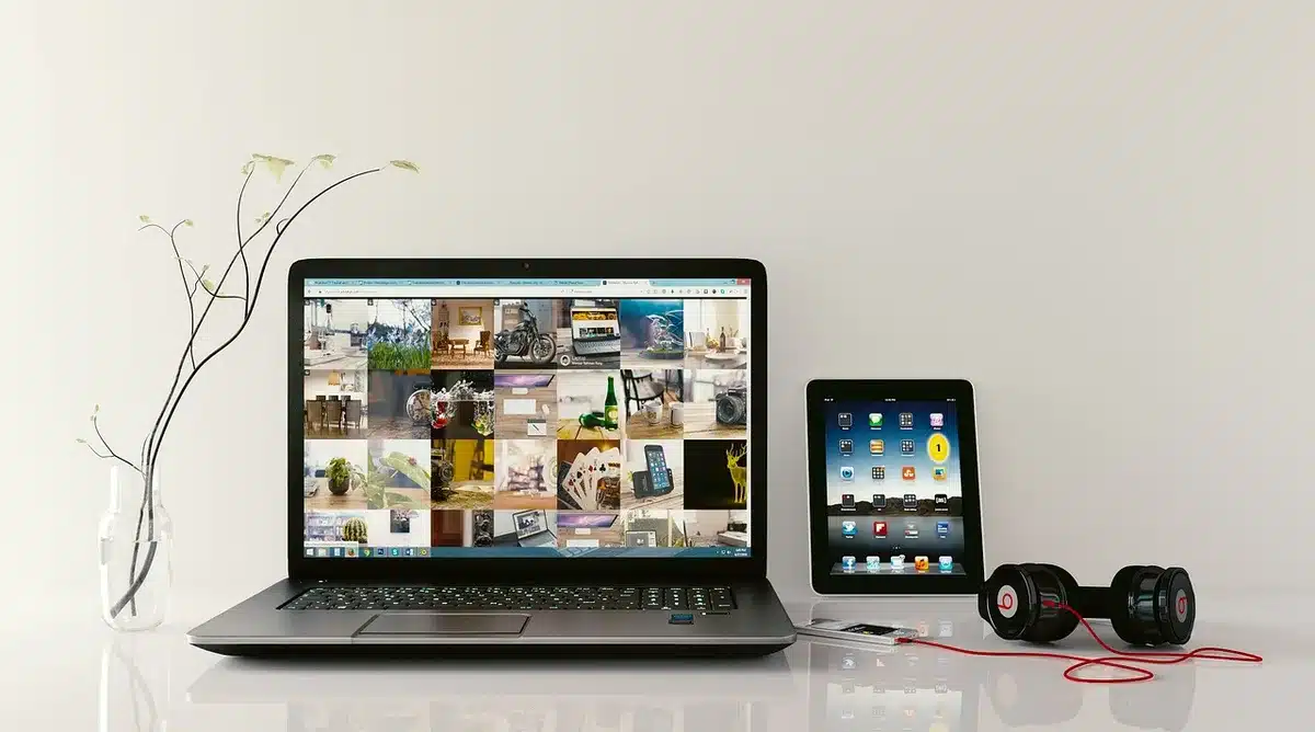 Cuffie da gaming, controller e monitor su scrivania da giocatore