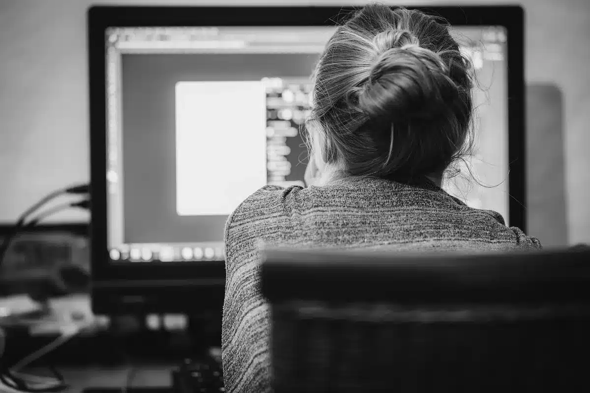 Schermo con strumenti di monitoraggio rete vicino a un hotspot pubblico