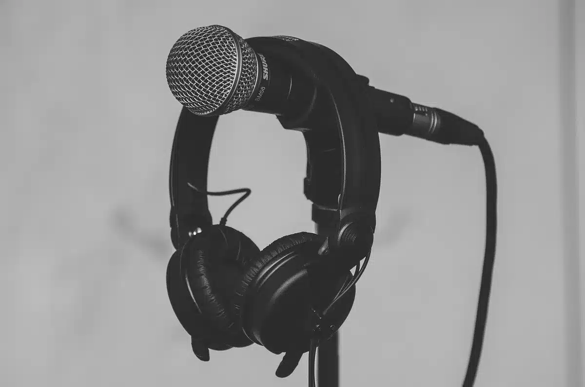 Primo piano di microfoni e sensori su auricolari, illustrando beamforming