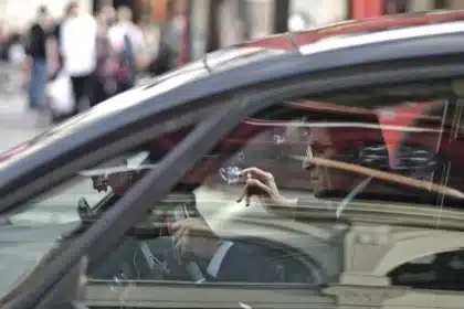 Silhouette di una famiglia vicino ad auto parcheggiate in strada, evocando mobilità accessibile