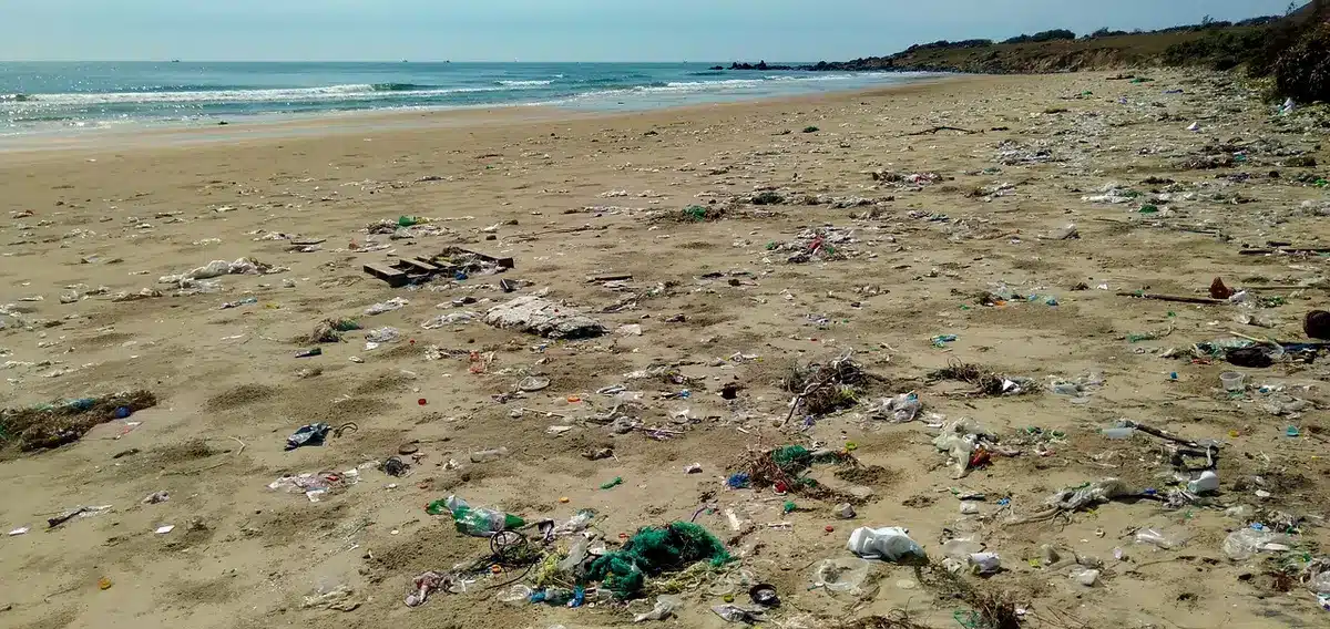 Linea di riciclo plastica con pellet su nastro trasportatore