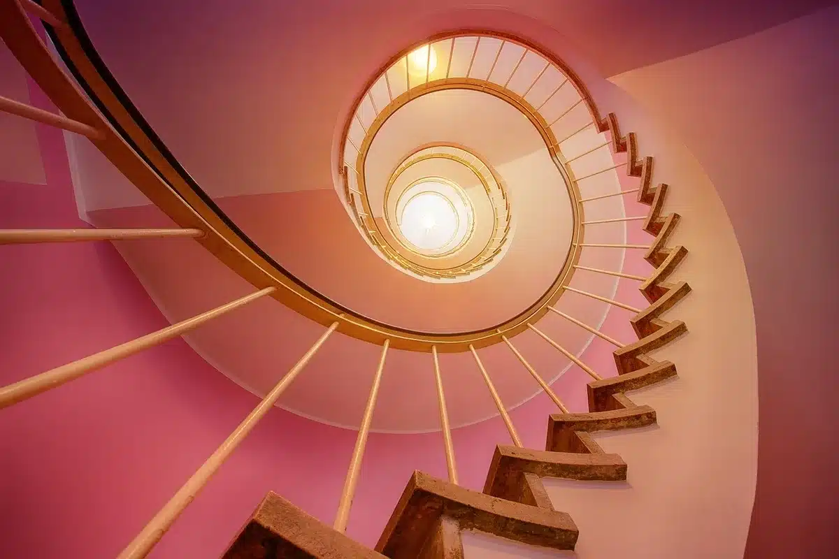 Rappresentazione delle curve di fase di un esopianeta e delle variazioni di luminosità stellare